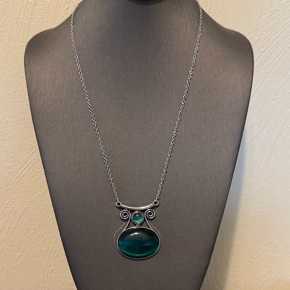 🍂Silver and Green Pendant Necklace